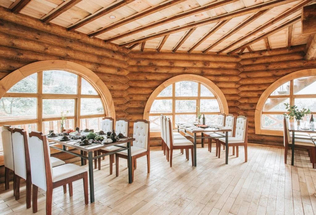 木州的住宿－The Nordic Village，用餐室设有桌椅和窗户。