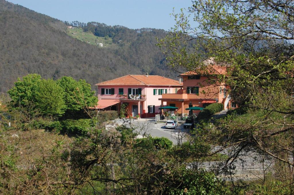 um grupo de casas numa colina com árvores em Green Quiet Affittacamere em Pignone