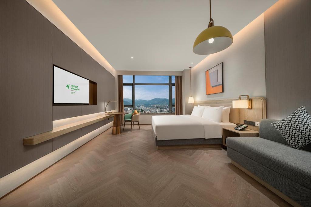 Postel nebo postele na pokoji v ubytování Holiday Inn Fu'an