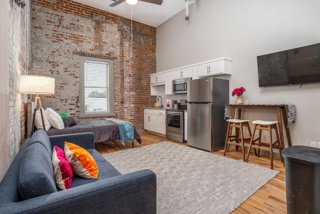 ein Wohnzimmer mit einem Sofa und einer Küche in der Unterkunft The Davis Lofts at Main Street - Unit 3D in Rocky Mount