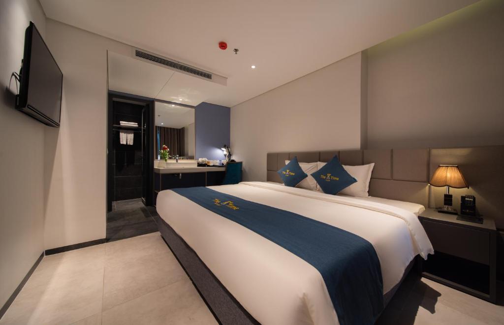 Giường trong phòng chung tại The Time Hotel