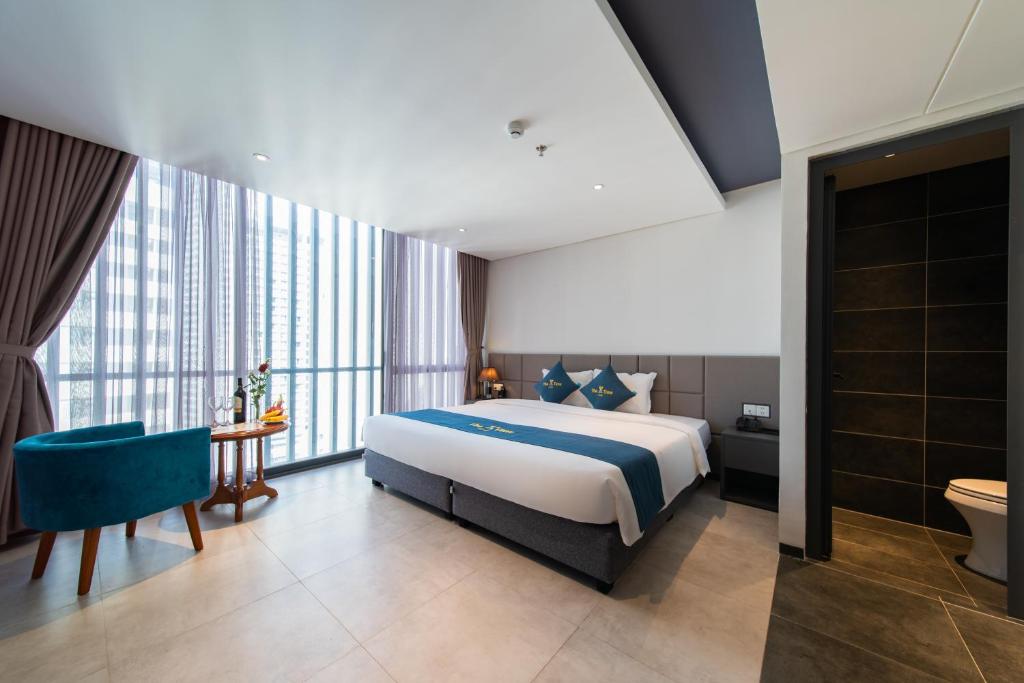 Giường trong phòng chung tại The Time Hotel
