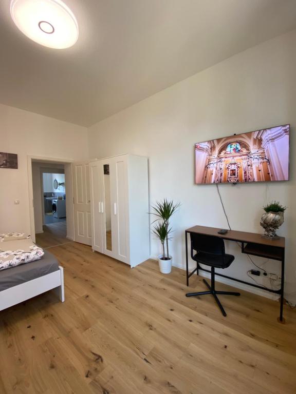 A television and/or entertainment centre at PnT home-stilvolles Apartment