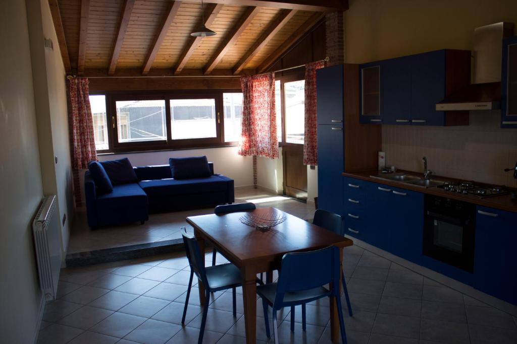 eine Küche und ein Esszimmer mit einem Tisch und Stühlen in der Unterkunft Casa Contemare in Viagrande