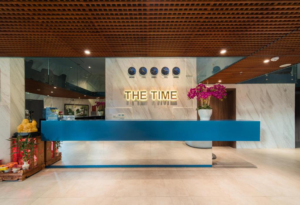 un magasin doté d'un comptoir bleu et d'un horodateur. dans l'établissement The Time Hotel, à Nha Trang