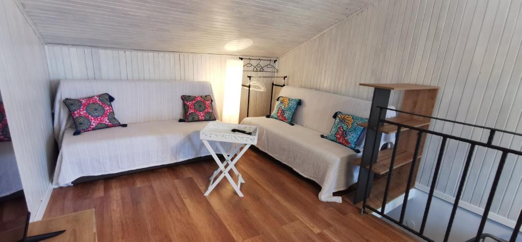 ein kleines Zimmer mit einem Sofa und einem Tisch in der Unterkunft Vacation Home Kovachnica (Blacksmith`s shop) in Vrbnik