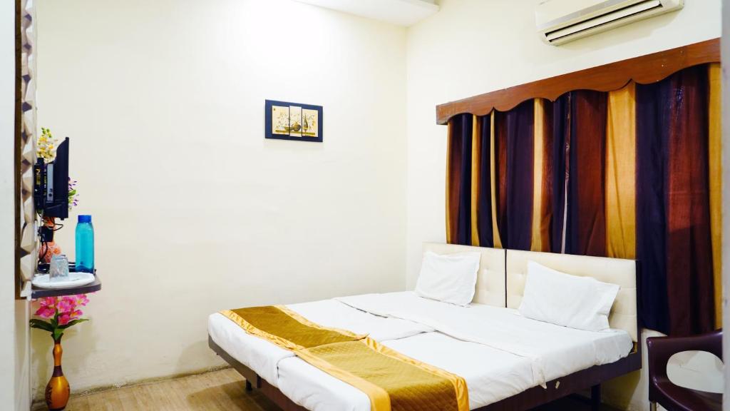 Postel nebo postele na pokoji v ubytování Rampriya Service Apartment