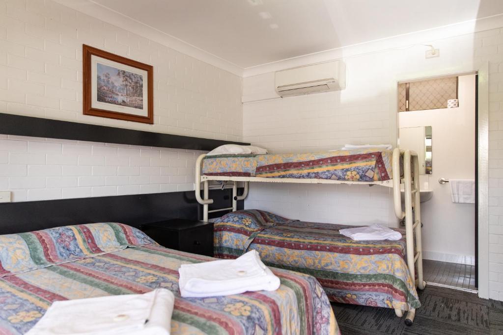 Zimmer mit 2 Etagenbetten und einem Spiegel in der Unterkunft Kelso Hotel in Kelso