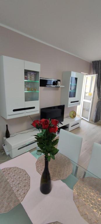 TV a/nebo společenská místnost v ubytování Luxury and stylish apartmen, metro station Obelya