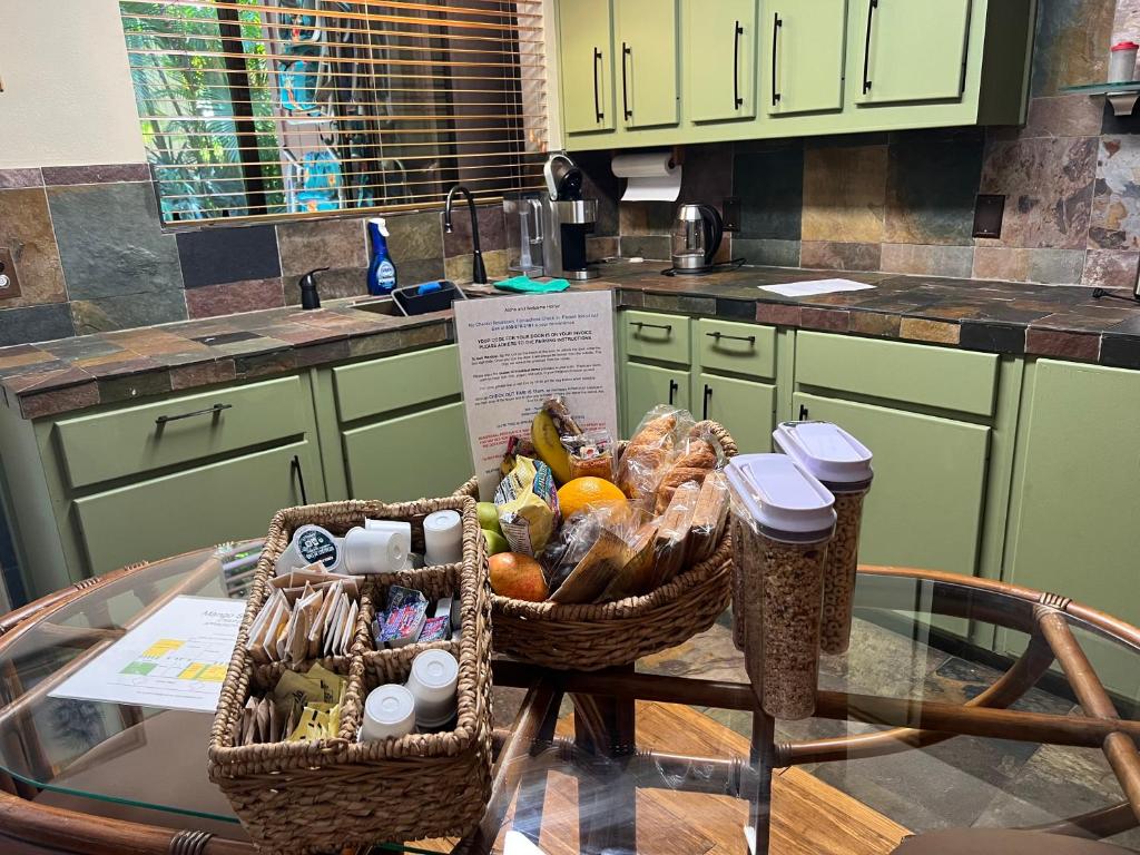 Cucina o angolo cottura di Maui What a Wonderful World Bed & Breakfast