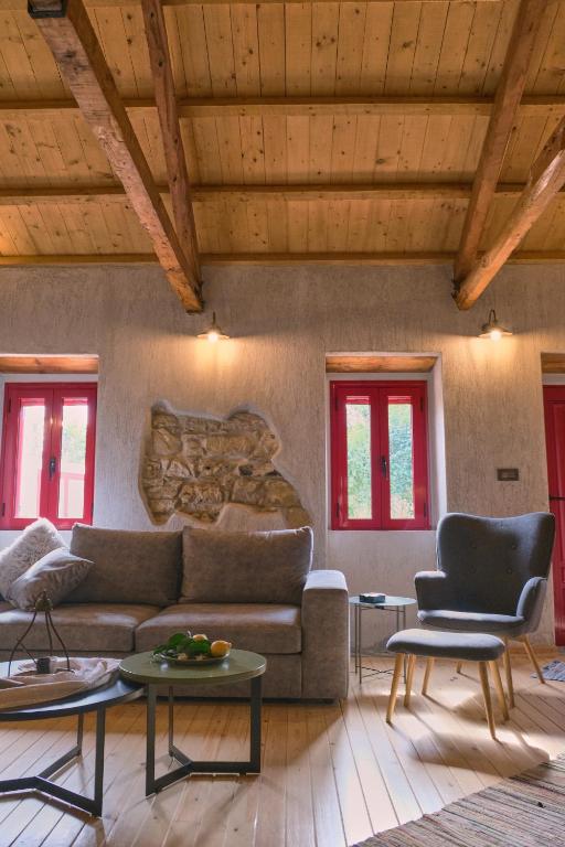 Posezení v ubytování Yasemia Wood & Stone Villa