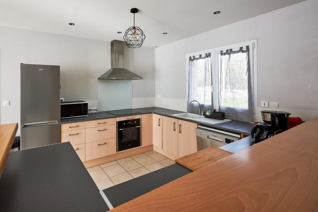 Kuchyňa alebo kuchynka v ubytovaní Maison Ariel - Charmante maison pour 6