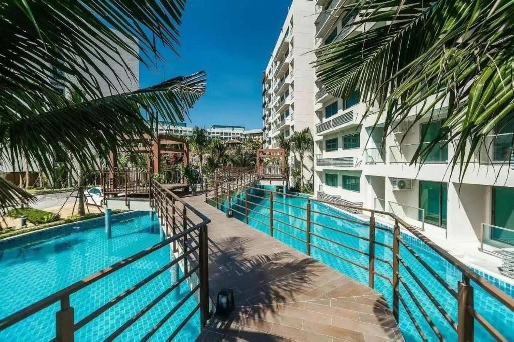 basen obok budynku z palmami w obiekcie laguna3 pattaya best pool room w mieście Jomtien Beach