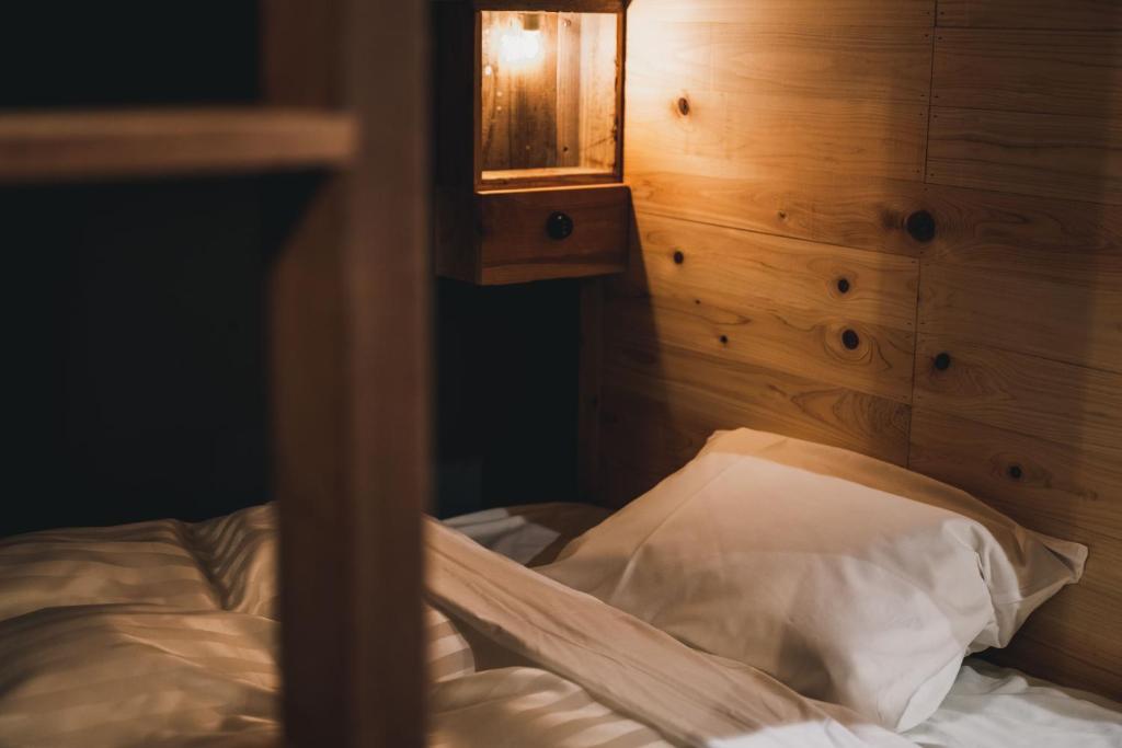 Postel nebo postele na pokoji v ubytování Kotori Coworking & Hostel Takamatsu