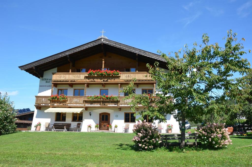ein Gebäude mit Blumenkästen auf der Vorderseite in der Unterkunft Pension Wötzinghof in Kirchberg in Tirol