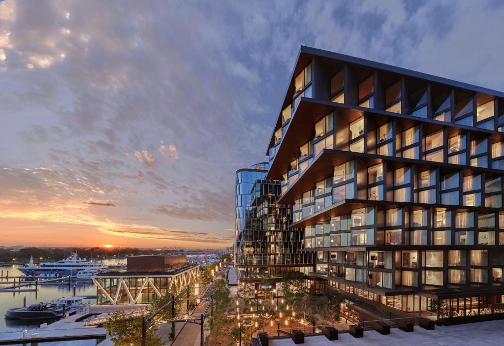 un rendimiento de un edificio con puerto deportivo en Pendry Washington DC - The Wharf en Washington