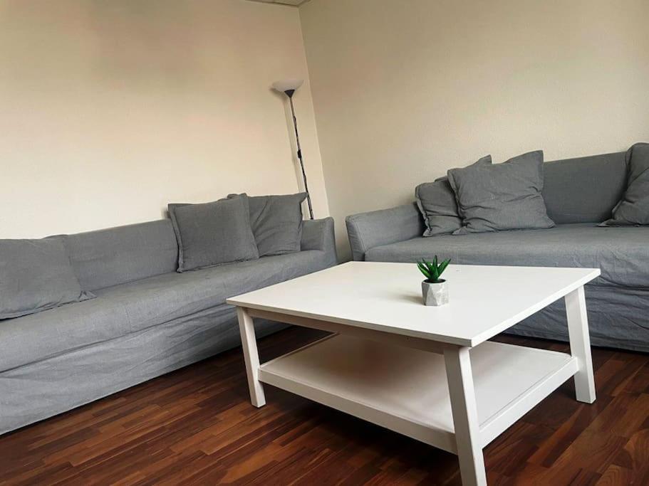 sala de estar con sofá y mesa de centro blanca en Stor lejlighed tæt på centrum., en Viborg