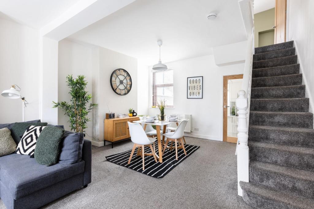 ein Wohnzimmer mit einem Sofa und einem Tisch in der Unterkunft Levi Suite by Koya Homes in Cardiff