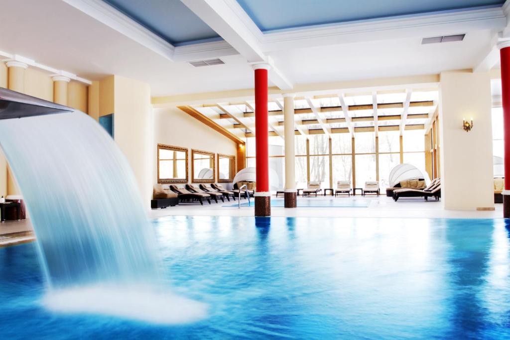 Bazén v ubytovaní Pałac Żelechów Spa & Wellness alebo v jeho blízkosti