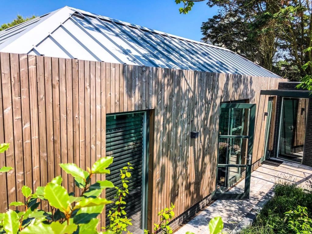 Casa de madera con techo de metal en Zandvoort Lodge, en Zandvoort