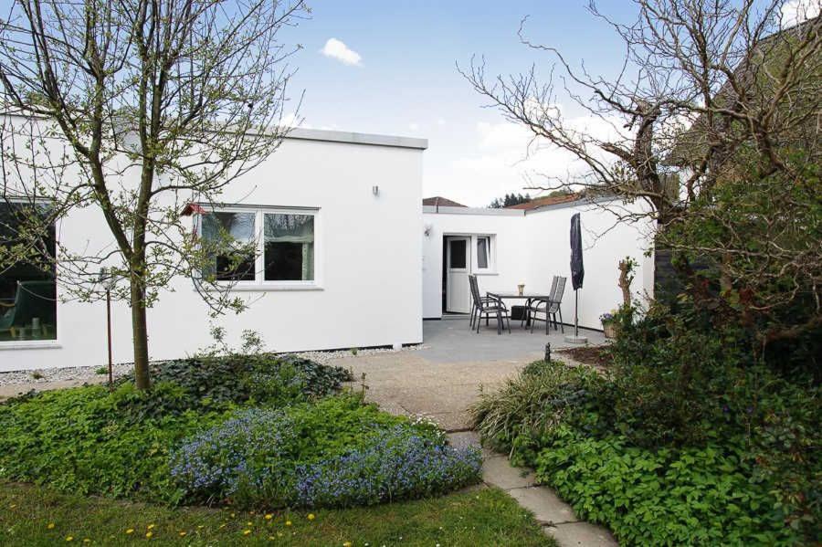 a white house with a patio and a table at Ferienhaus Refugium in Michelstadt