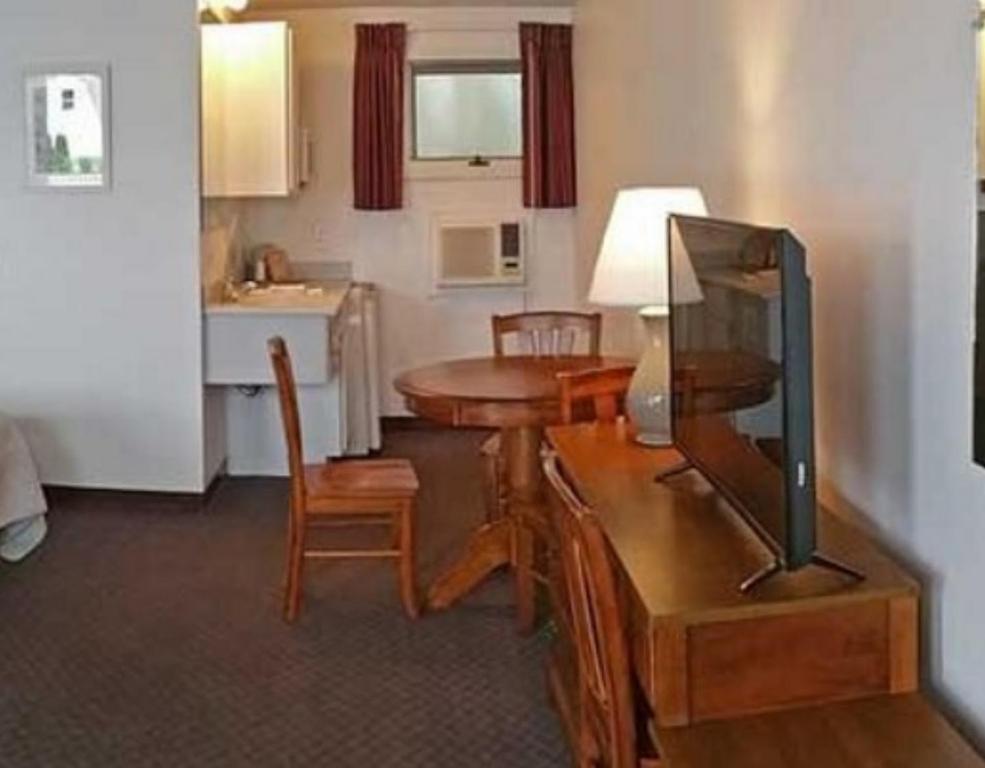 Carriage House Motel Cottages & Suites - Deluxe Family Suite