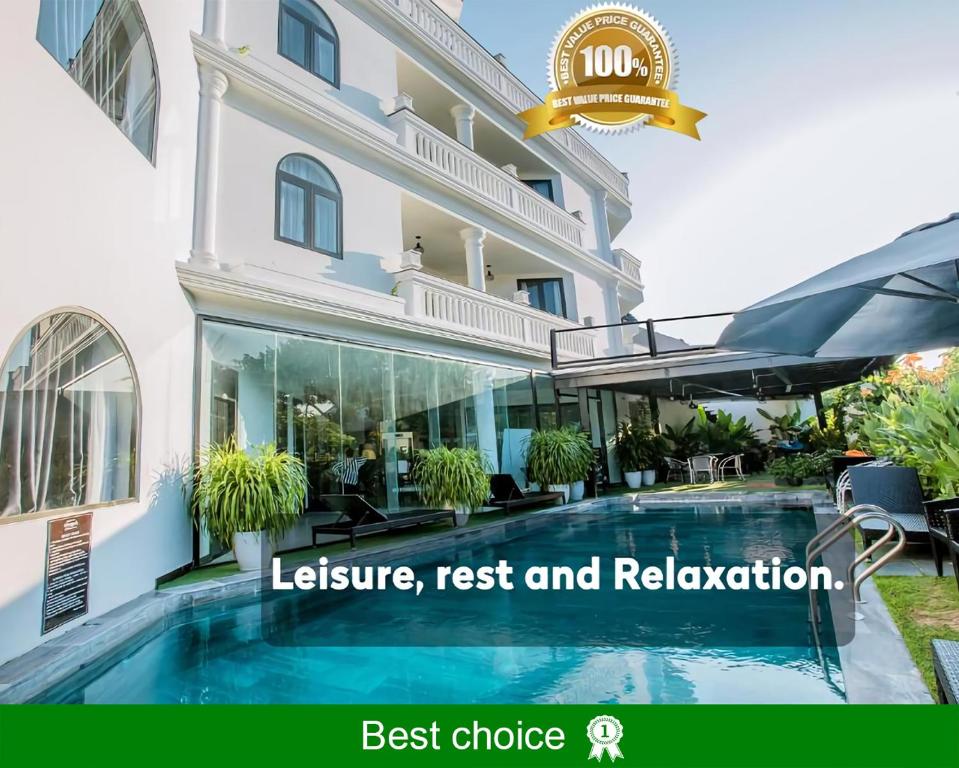 Bazén v ubytování Hoianation Villas Hotel nebo v jeho okolí