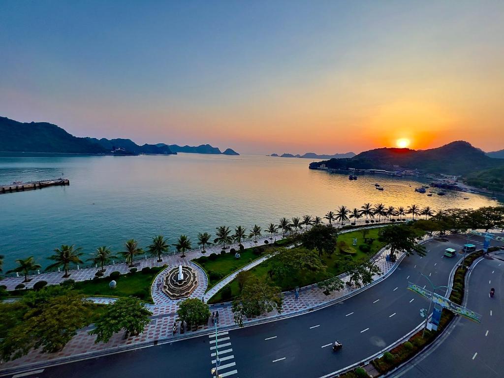 uma vista aérea de uma estrada ao lado de uma massa de água em Cat Ba Bay Vision Hotel em Ilha de Cát Bà