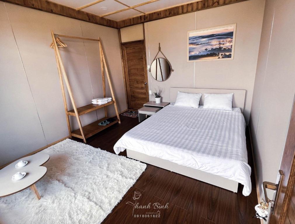 1 dormitorio con cama, mesa y lavamanos en Thanh Bình Homestay, en Khu Chi Lăng