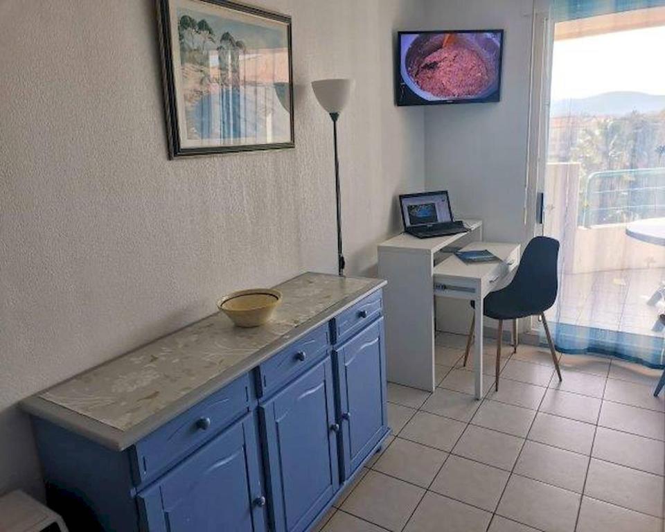 Televízia a/alebo spoločenská miestnosť v ubytovaní Fréjus le Césarée location de vacances Parking Piscine Terrasse Wifi