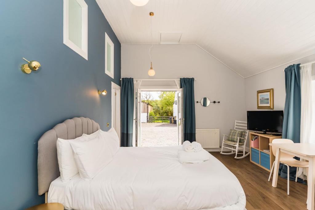 Stylish self contained studio near Glasgow Airport, Lochwinnoch