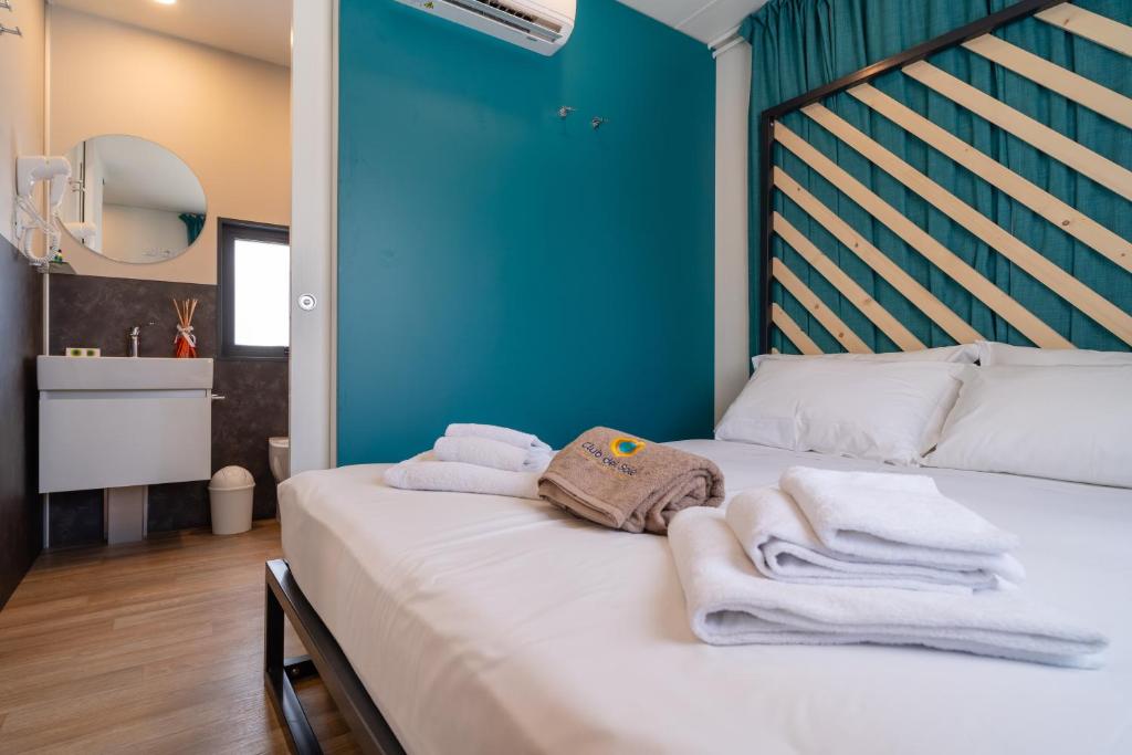 Club del Sole Romagna Family Resortにあるベッド