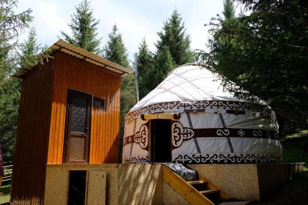 Yurty Mc yurt في Dzhetyoguz: منزل به قبة كبيرة مع درج يؤدي إليه