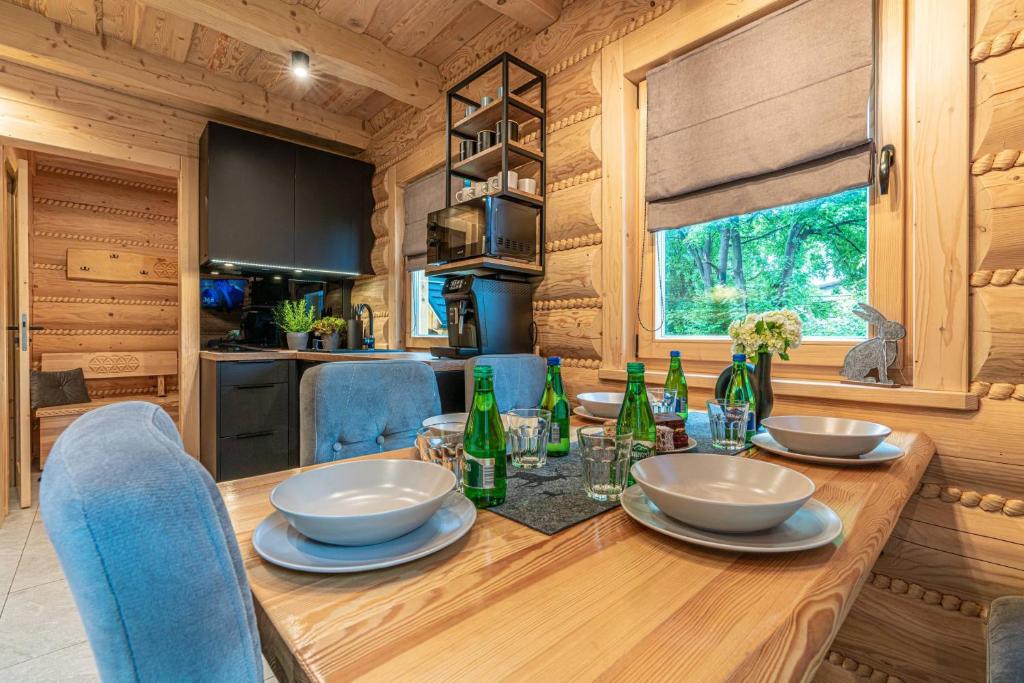 Kuchyňa alebo kuchynka v ubytovaní Apartamenty w Lipowskiej Chacie - jacuzzi i sauna