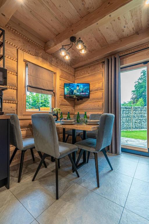Posedenie v ubytovaní Apartamenty w Lipowskiej Chacie - jacuzzi i sauna