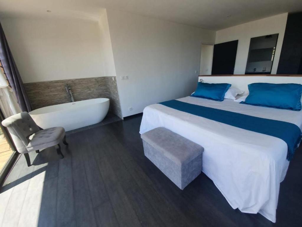 Villa Bounty with Private Pool and Panoramic Ocean Views - Bounty Lodge Tahiti - photo 8 - Tahiti, Polynésie