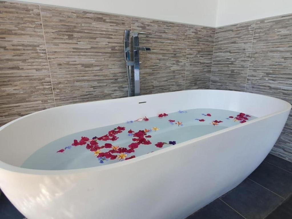 Villa Bounty with Private Pool and Panoramic Ocean Views - Bounty Lodge Tahiti - photo 3 - Tahiti, Polynésie