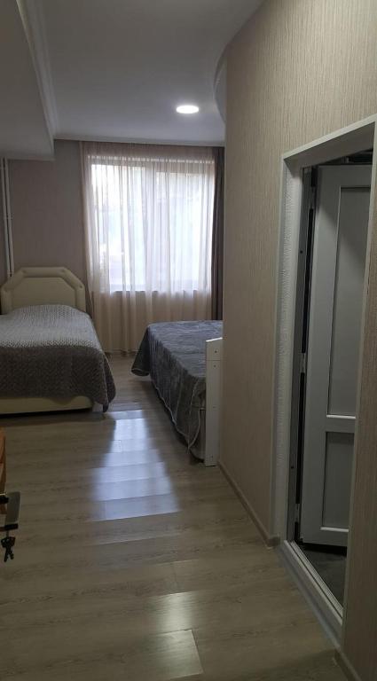 Postel nebo postele na pokoji v ubytování Ronini Telavi