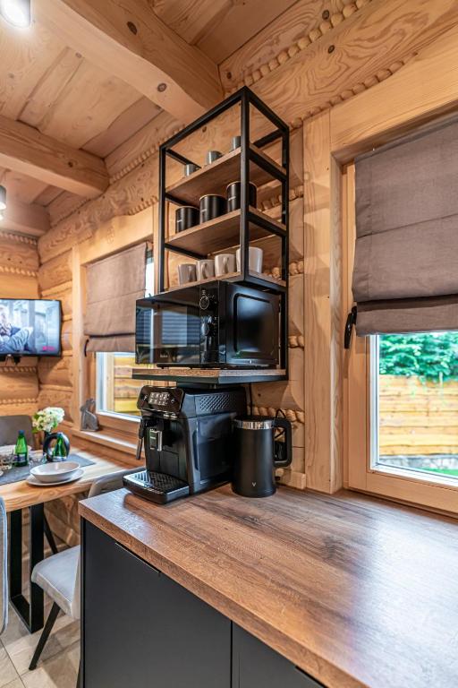 Kuchyňa alebo kuchynka v ubytovaní Apartamenty w Lipowskiej Chacie - jacuzzi i sauna