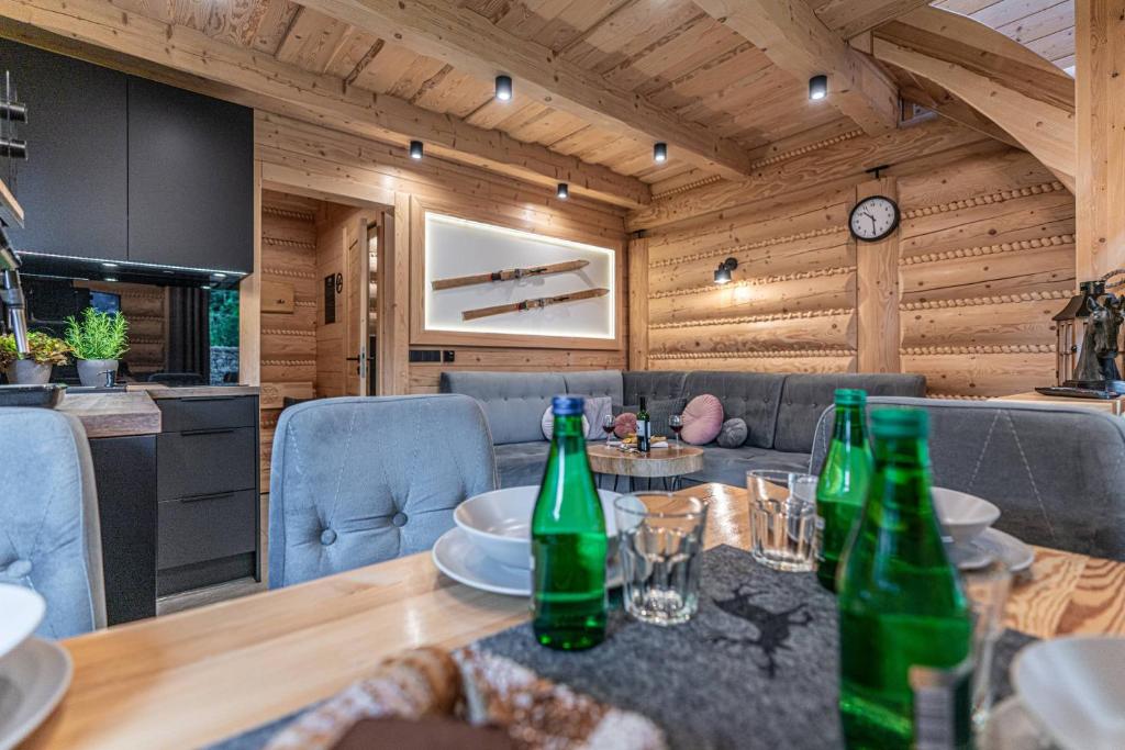 Nápoje v ubytovaní Apartamenty w Lipowskiej Chacie - jacuzzi i sauna