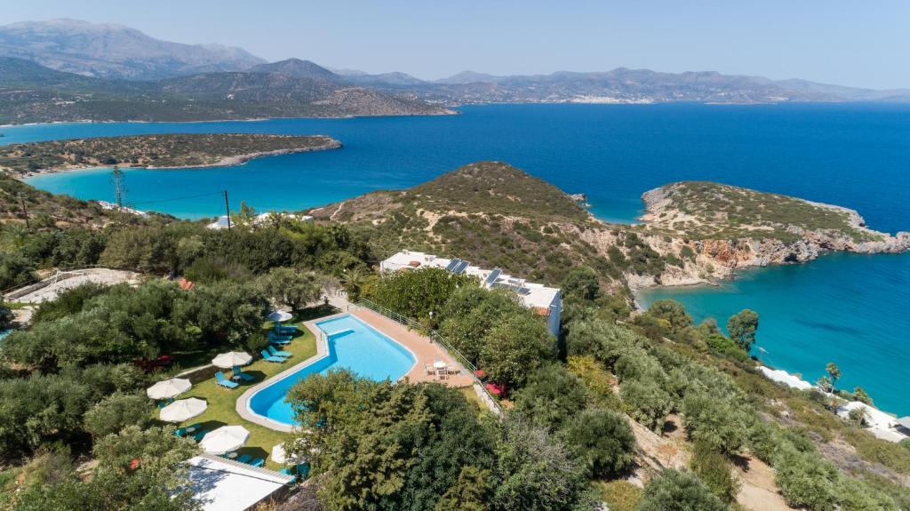 een luchtzicht op het eiland šibenica bij Kounenos Apartments in Istron