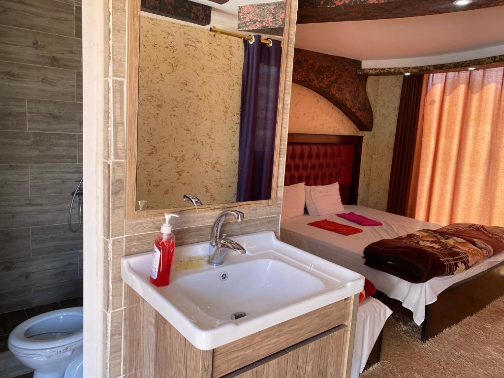 Postel nebo postele na pokoji v ubytování Wadi Rum Khalid luxury camp