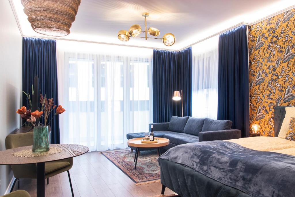 sala de estar con cama y sofá en Grand Suites Corvin en Budapest