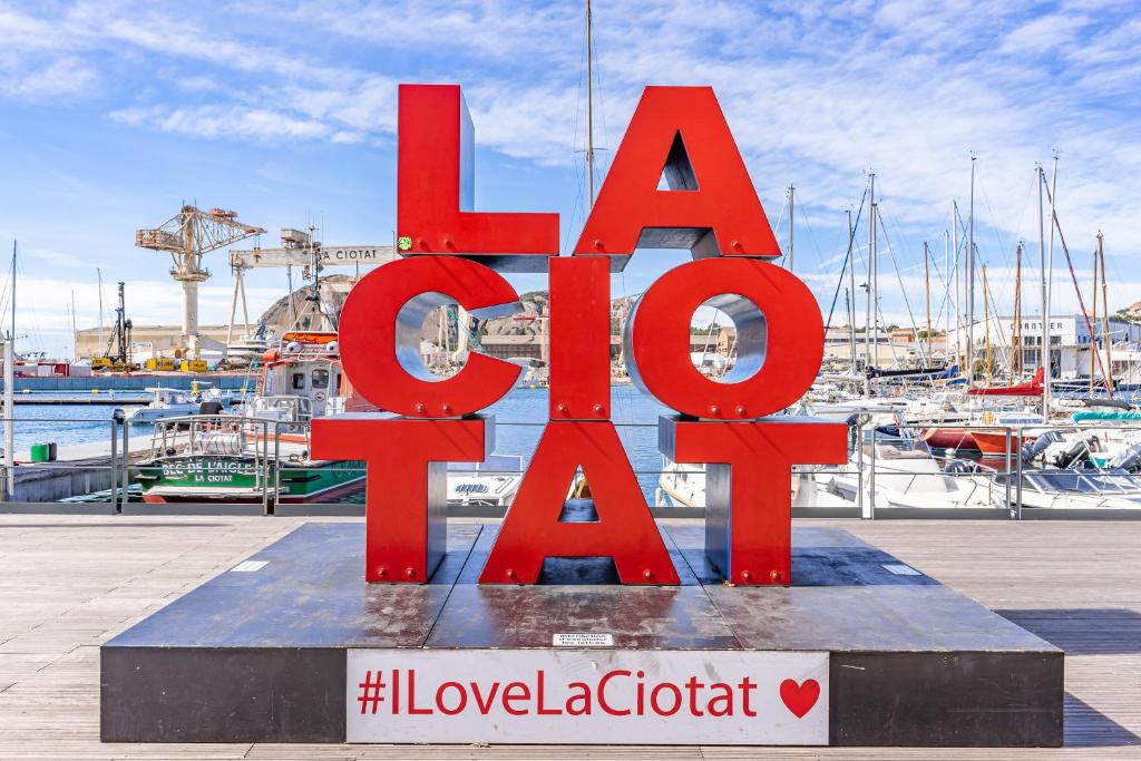 un panneau rouge indiquant le taux d'incendie dans une marina dans l'établissement LA CIOTAT - Magnifique Studio Cigale au pied du Port-Vieux, à La Ciotat