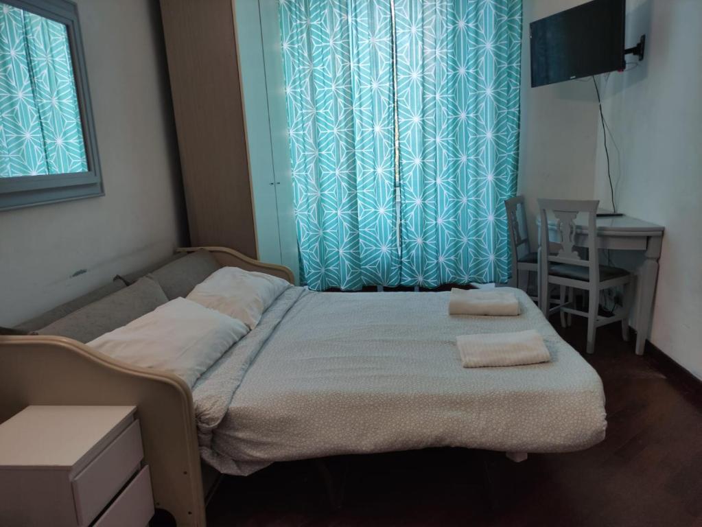 ein Schlafzimmer mit einem Bett mit zwei Handtüchern darauf in der Unterkunft Happy Rome in Rom