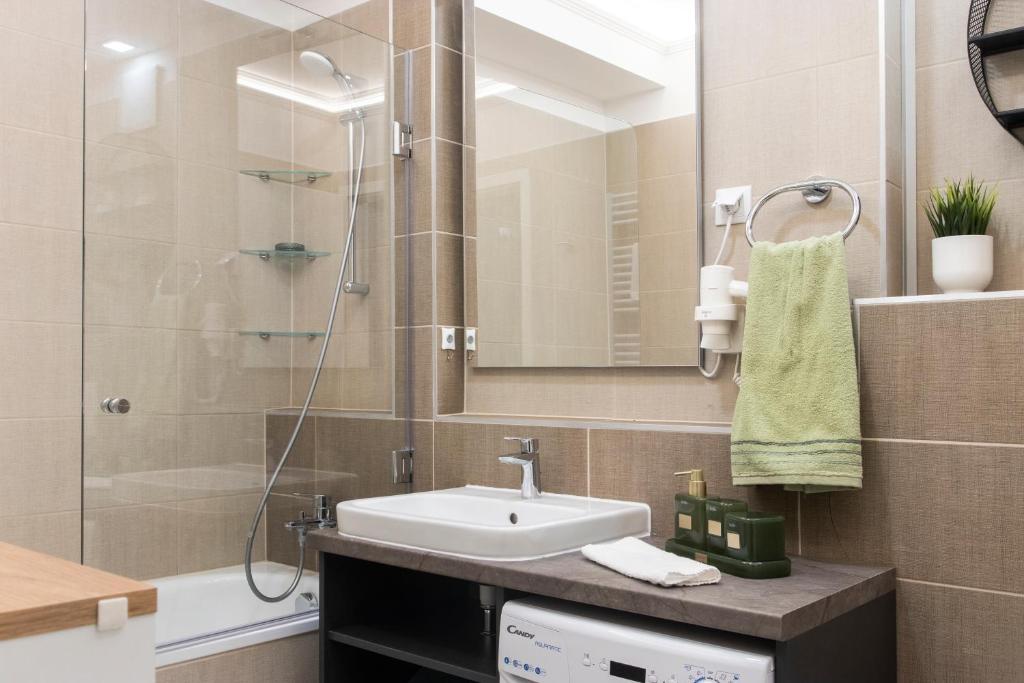 A bathroom at Grand Suites Corvin