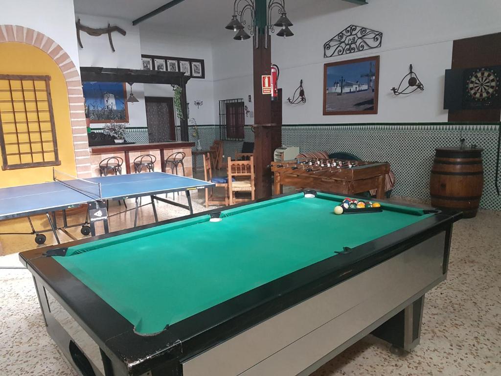 une chambre avec un billard et deux tables dans l'établissement CASA RURAL EL ESCUDERO, à El Toboso