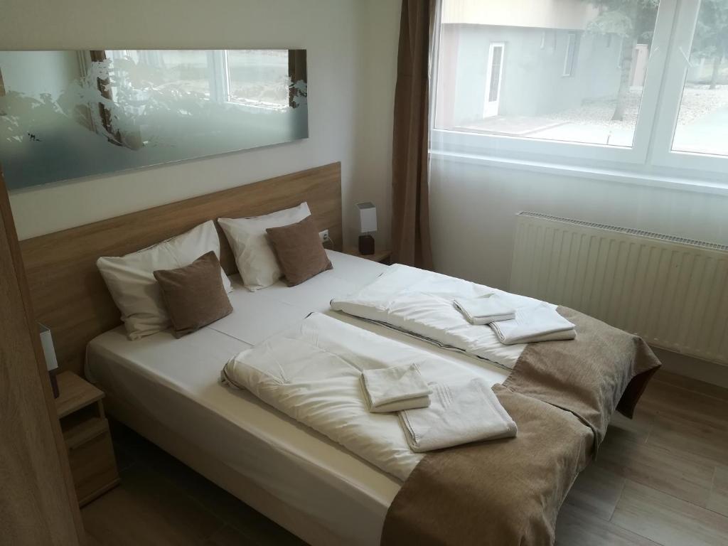 Posteľ alebo postele v izbe v ubytovaní Öreg-tó Hotel és Rendezvénytér