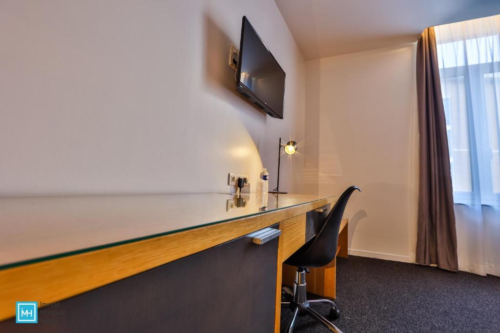 TV a/nebo společenská místnost v ubytování Hotel De La Couronne Liege