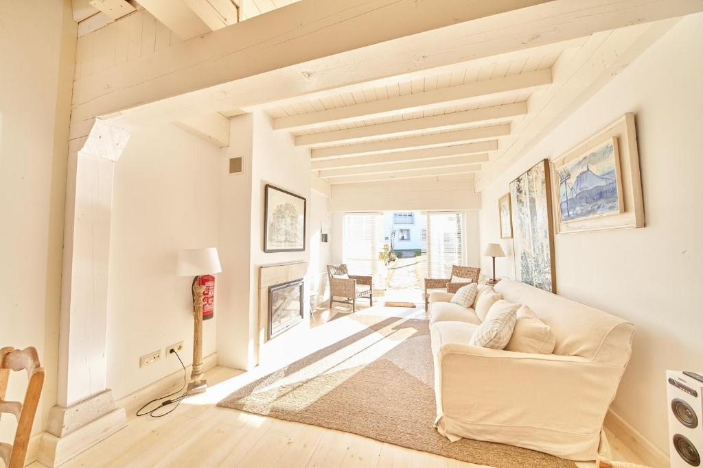 uma sala de estar com um sofá branco e uma mesa em Casa El Tejo em El Tejo